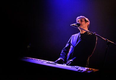 Dessins, musique et anecdotes : Albin de la Simone charme le Théâtre Outremont