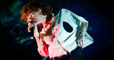 Cavetown sort de sa cage à l’Elysée Montmartre