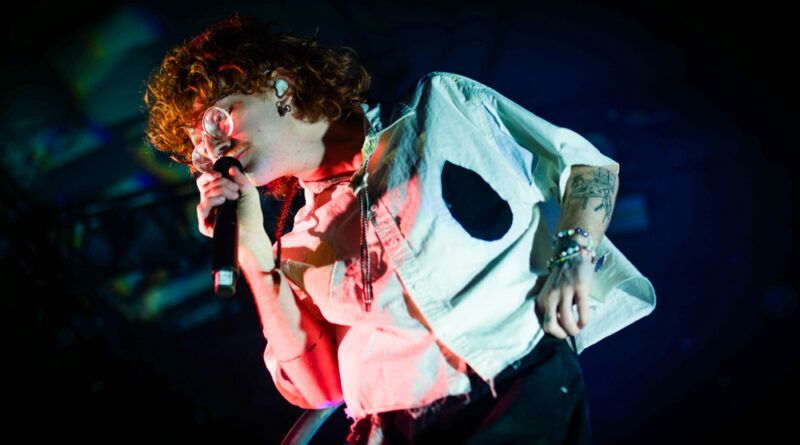 Cavetown sort de sa cage à l’Elysée Montmartre